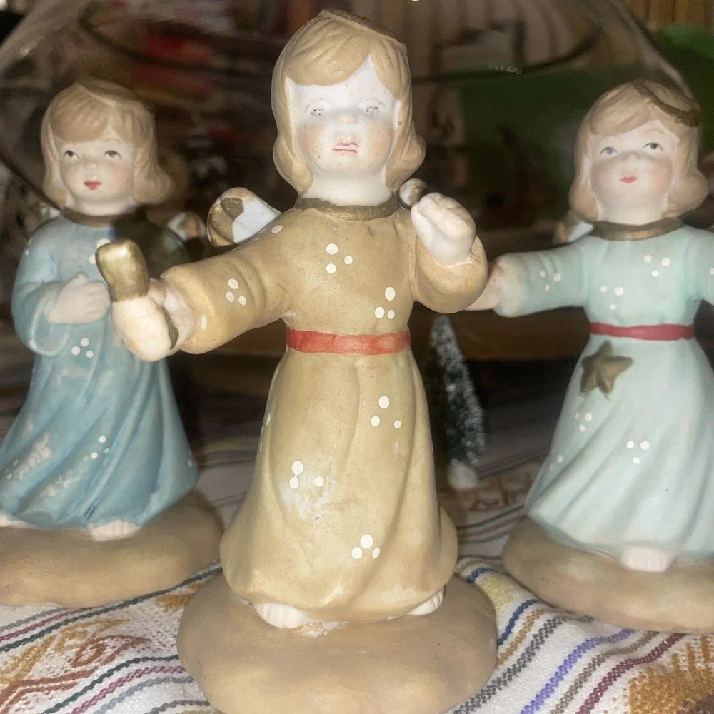 4 Distressed Young Angels In Different Poses And‎ Colors Of Dress, Very Sweet